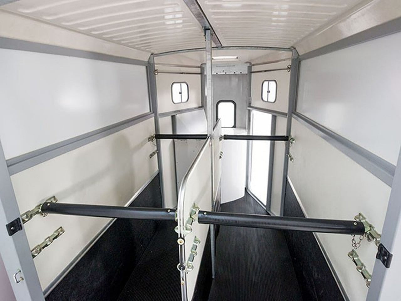 Ifor Williams Pferdeanhänger HB511|Sattelkammer|schwarz-Neu